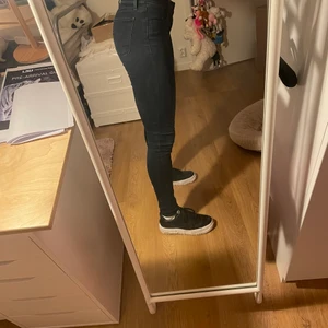 Levis skinny jeans  - Från Levis. Storlek 24. 710 super skinny. Mörkblå. Aldrig använda. Jag är 164 cm