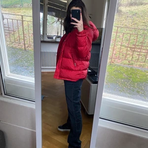 Röd jacka - Intressekoll på min jacka från Åhléns som köptes för länge länge sen! Liknar den trendiga jackan från bikbok. Buda från 500kr vid intresse 