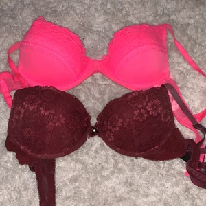 Push-up BH - 2st bh-ar från h&m, den rosa i strl. 70C och den vinröda i strl. 75A. Väldigt bra skick! 1 för 80 eller 2 för 140! Eventuell frakt betalas av köparen! VINRÖD SÅLD!
