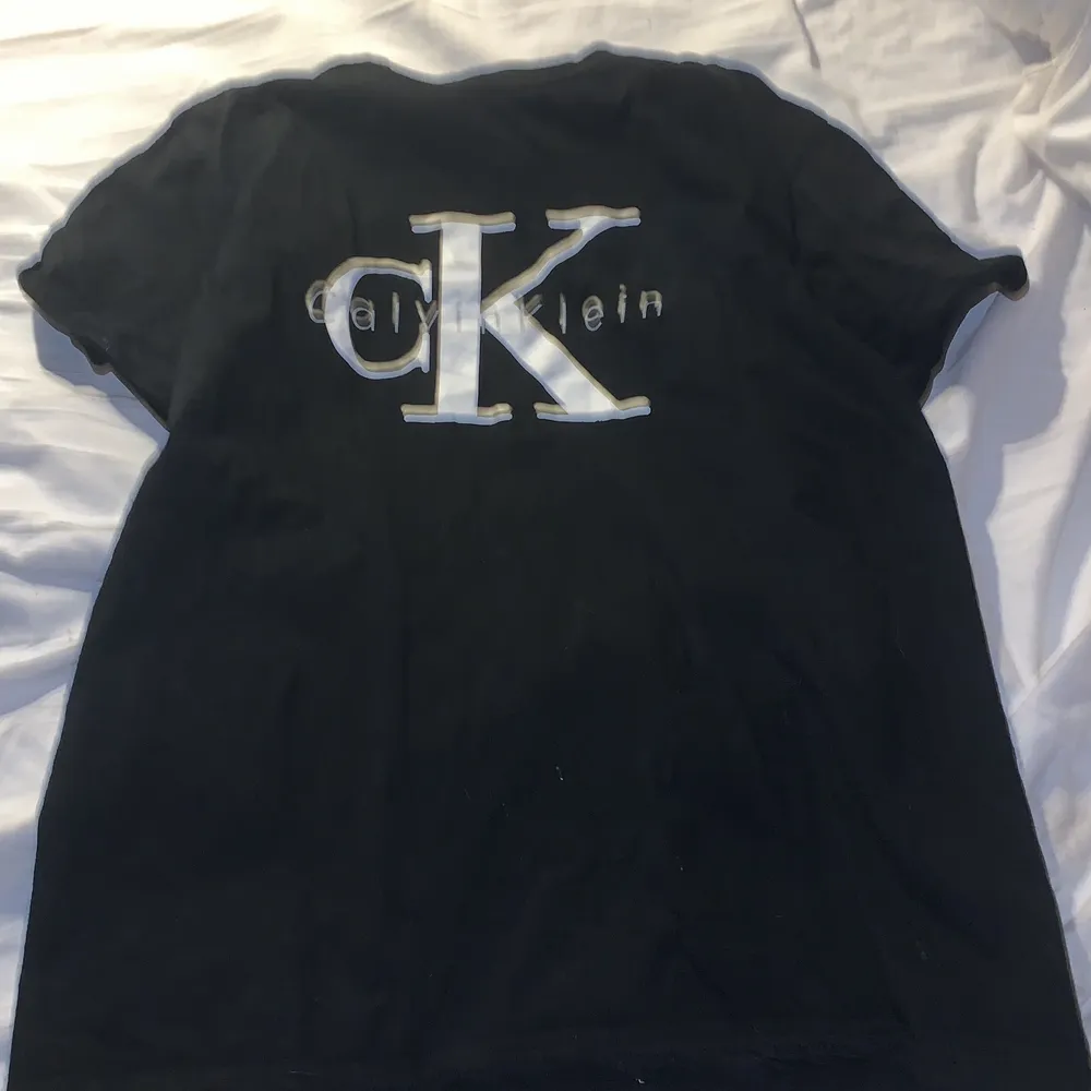 En ganska ny Calvin Klein t-shirt kostar 399kr ny men jag säljer den för 80kr skick 7/10 har haft den i Ksk 1 år men aldrig använd typ Ksk 4 gånger använd för killar och tjejer. T-shirts.
