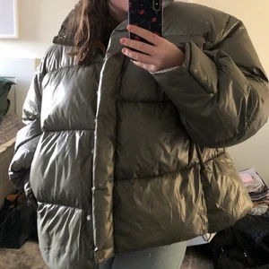 Hm jacka - Säljer min puffar jacka från hm, som tyvärr inte kommit till användning. Använd fåtal gånger och är i princip som ny därav priset! Går inte längre att få tag på i butik eller online. Nypris 1500 kr