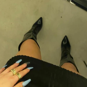 Klackar - Höga klackar i skinn orm material. Jättesnygga aldrig använda, säljer pgr av att dom va lite för höga för min smak, storlek 39 passar även 38 då dom är lite små. Pris kan diskuteras vid snabb affär. 