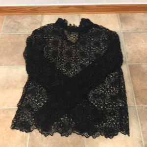 Spetsig blues  - Spetsig blues i svart. Storlek S. Använd 5 gånger.