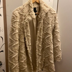 Jacka - En fin beige jacka som värmer bra. Passar perfekt till vår, vinter och höst. Är endast använd två gånger därför mycket bra skick och inga defekter. Passar bra på både S och M. Kontakta vid frågor eller intresse💕