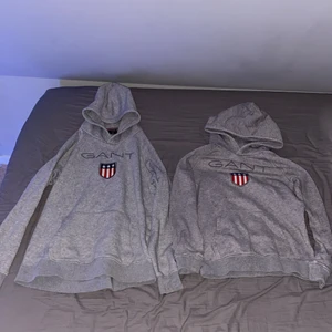 Gant hoodies! - Två stycken gråa hoodies från Gant säljes! Ena är storlek 170 vilket motsvarar XS-S andra är storlek 134-140 Som är normalstorlek för 9-10 åringar. Den med storlek 170 är skick 8/10 och säljes för 350kr och den andra med storlek 134/140 är skick 6/10 med bara några fläckar som går bort i tvätten och den säljes för 150kr. Köpare står för frakt. Priserna är ej hugget i sten!