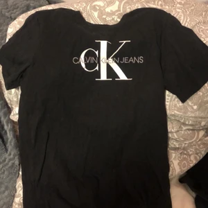 Calvin Klein T-shirt  - Ck tröja fint skick. Jag e 168cm och den sitter perfekt på mig. Som en xs/mindre S 