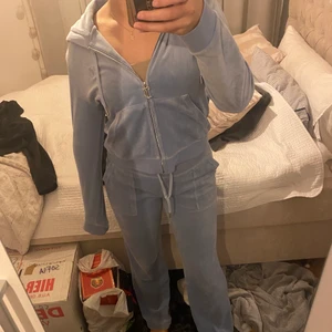 Juicy set - Bra skick, storlek M. Lägg minst 50kr bud. Säljer direkt för 1650kr