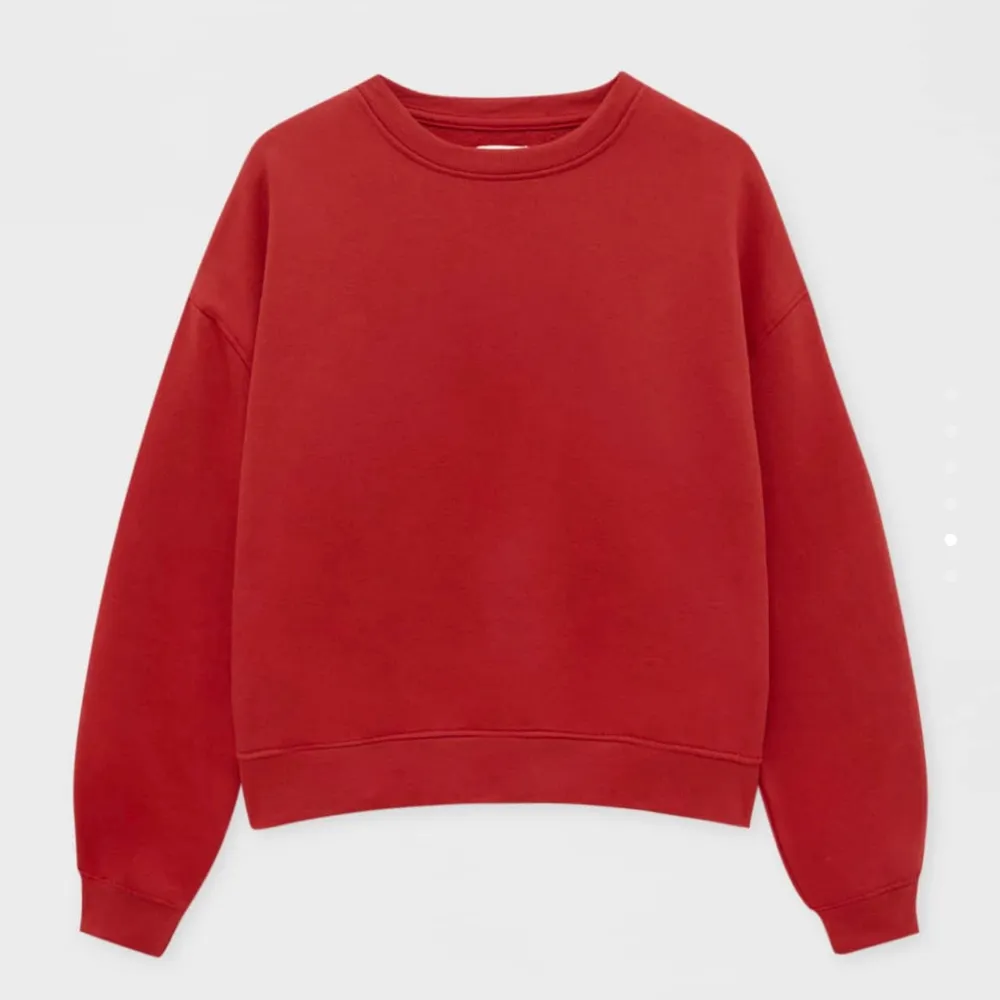 En jättefin röd sweatshirt från pull and bear, säljer då jag inte fått någon användning av den. Den är i en lite kortare modell och jag har bara använt den en gång så nyskick🥰. 50kr plus frakt. Tröjor & Koftor.