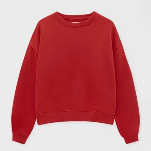 Röd sweatshirt  - En jättefin röd sweatshirt från pull and bear, säljer då jag inte fått någon användning av den. Den är i en lite kortare modell och jag har bara använt den en gång så nyskick🥰. 50kr plus frakt