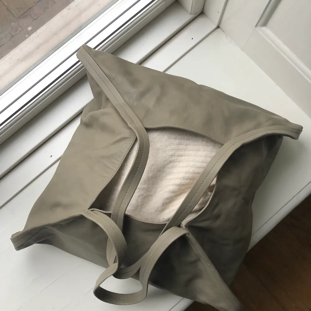 Snygg grön läderväska från COS. Använt den en gång så den är i nyskick. Färgen gör sig bäst på bild nummer två! . Väskor.
