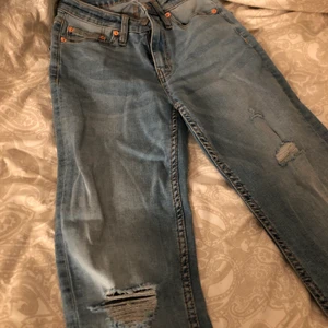 jeans med hål/slits - säljer mina jeans då jag inte använder dom längre så dom ligger bara och tar plats,dom är i jättefint skick! i storlek Xs men jag som bär S kan även ha dom för de är strechigt material,så skulle säga att en Xs och S han ha dom🤩
