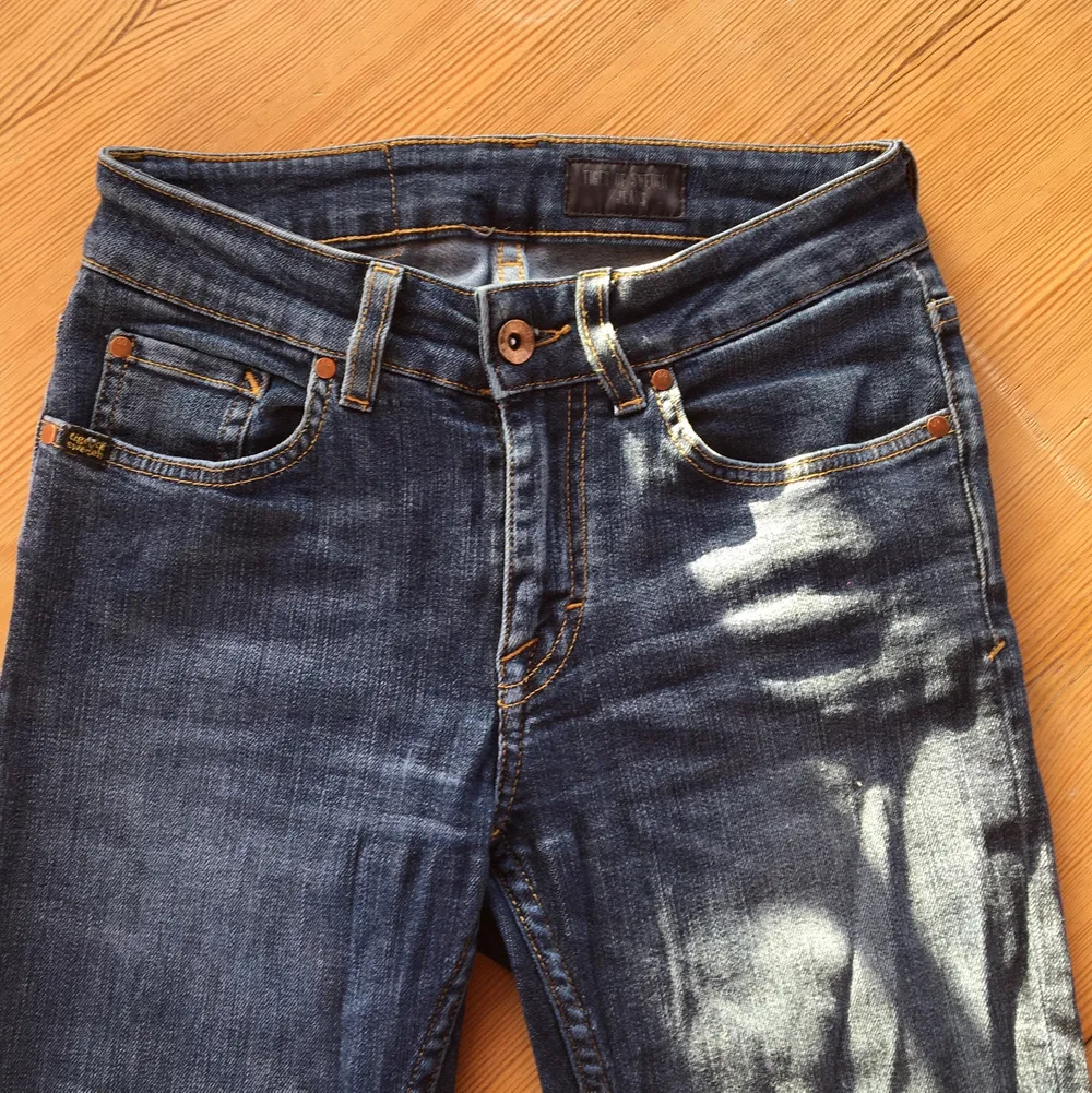 Lowwaist jeans från Tiger of Sweden storlek 27/30” köpta för ca 1000kr några år sen, använda sparsamt och passar mig inte längre 🥲. Jeans & Byxor.