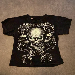 Babytee döskalle - Säljer denna jag köpt på plick, den är så sjukt snygg men var alldeles för liten för mig annars hade jag behållt den!!!!