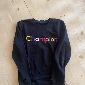 Säljer min champion sweatshirt i storleken XS (herr) då den inte används lika mycket längre 💖 inga defekter, 100 kr + frakt 🥰 skriv för fler bilder!