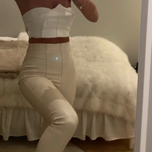 Läder byxor - SUPER SKÖNA läder byxor från hm🤍 stretchar och är ”bomull” på insidan