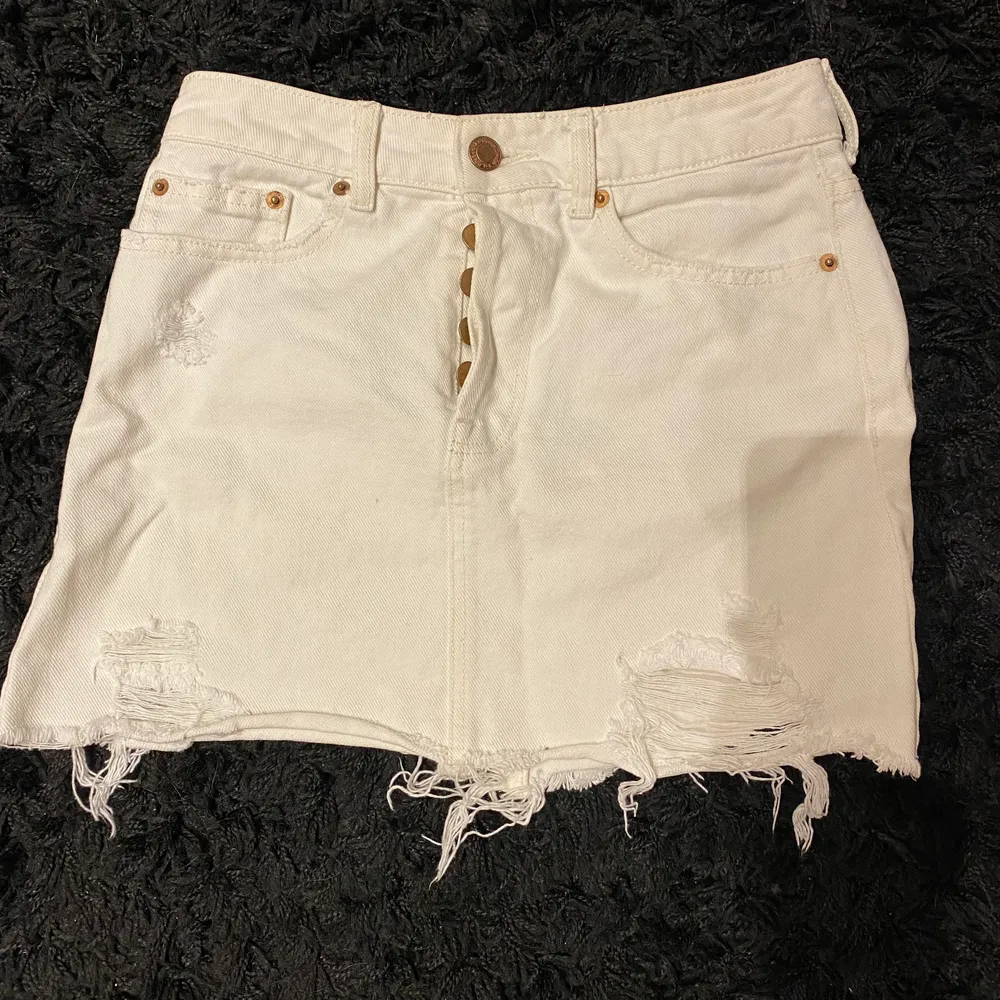 En vit jeans kjol, säljer då den är för liten för mig. Super fint skick! Passar dig perfekt som ska åka utomlands eller använda i sommar! Hör gärna av dig:). Kjolar.