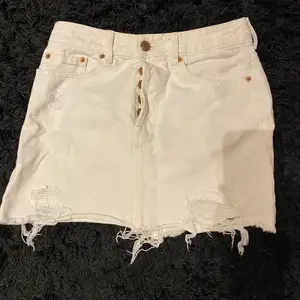 En vit jeans kjol, säljer då den är för liten för mig. Super fint skick! Passar dig perfekt som ska åka utomlands eller använda i sommar! Hör gärna av dig:)