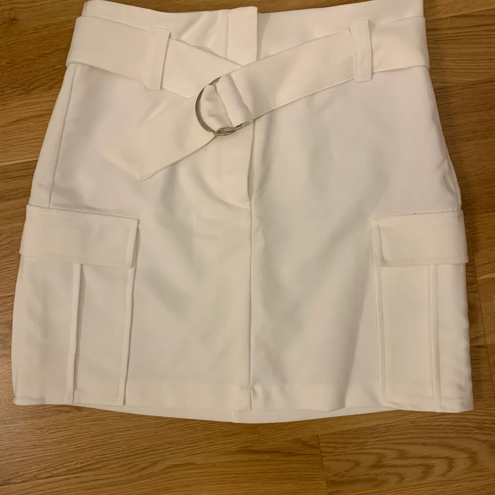 Jättesöt vit kjol från Gina Tricot. Endast använd 1 gång. Pris kan diskuteras vid snabb affär 💞💞. Kjolar.