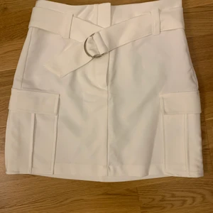 Vit kjol - Jättesöt vit kjol från Gina Tricot. Endast använd 1 gång. Pris kan diskuteras vid snabb affär 💞💞