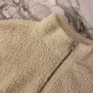 Mysig huvtröja - En lite cropad ”hoodie”. Jättemysigt material och super varm! Har en liten dragskedja en bit ner. Köpt på Gina <3