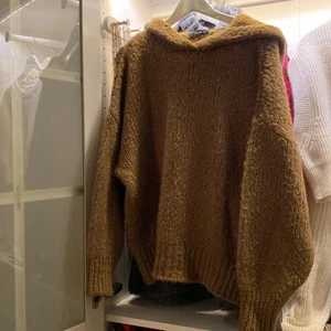 Stickad tröja - Super mjuk och skön overzise stickade tröja! Säljer den då den aldrig kommer till användning. Perfekt nu i höst/vinter då den är varm och inte sticksig! 💗 den är one size och passar alla. Jag är 172 och när oftast XS-Small. Frakten är inräknad i priset!!!