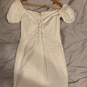 Klänning  - Säljer min Oh polly klänning som ja aldrig har använt, den är som ny 