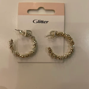 Örhängen glitter  - Fina örhängen från glitter, aldrig använda. Silver. 2,5 cm i diameter. 