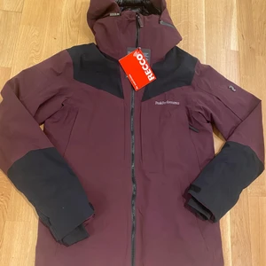 Skidjacka peakperformance herrmodell. - Ny med taggar kvar nypris 5429:- säljer pga fel storlek finns tillhörande byxor till 