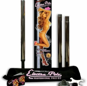 Carmen Electra Professional Pole Kit  - Helt ny/oanvänd Carmen Electra Proffessional Dance Pole Kit Limited Edition, SIGNERAD (SLUTSÅLD)  Innehåller: Intruktionsbok, DVD, Dance Pole samt en snygg förvaringsväska. Enkel att förvara. Ordinariepris, 4899:- (fås diskret förpackad om så önskas) fler bilder kan skickas vid intresse. Priset kan diskuteras vid snabb affär smidig affär. BUDA GÄRNA🌺📦💌🛍️