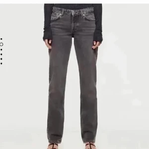 Lågmidjade jeans - Säljer dom populära zara jeansen i 36 igen för köparen slutade svara❤️ jag är 163 o dom är lite långa på mig❤️