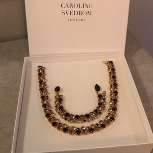 Caroline Svedbom smyckeset  - Det med smycken: Halsband, armband och örhängen. Oanvänt i kartong, perfekt till julfesten 😍 Nypris totalt ca 4600