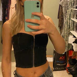 Topp från Weekday  - Säljer denna snygga topp från Weekday. Helt oanvänd💕