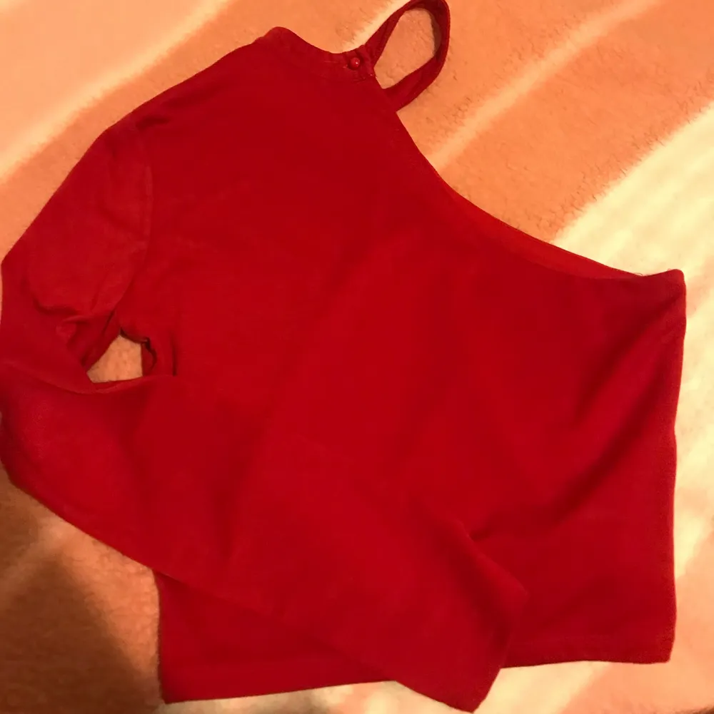 Superfin röd blouse med endast höger armen täckt, aldrig haft den på ute ❤️🥰. Blusar.
