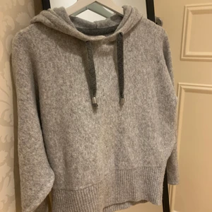 Hoodie  - Stickad hoodie från hm med tryck på ryggen! använd 1 gång 