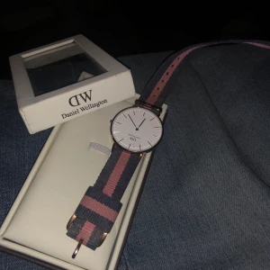 Äkta Daniel Wellington klocka  - NYPRIS 1400kr!!! Fin äkta klocka från DW. Använder inte och inte gjort på ett tag där av säljer. Fint skick som HELT NY då den är knappt använd.  (bandet tvättar jag upp innan jag skickar till köparen) 