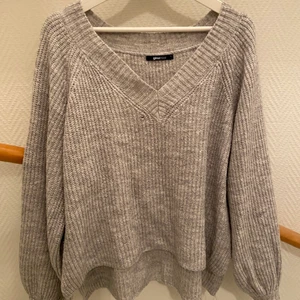 Stickad tröja - Ljusgrå v-ringad stickad tröja från Gina Tricot. Strl S men passar även M. Använt men fint skick🤍