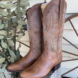 Helt nya Ariat Cowboyboots från USA!  - Såååååå SNYGGA trendiga cowboyboots från Ariant. Storlek 38. Helt nya med prislapp på! Köptes för 2000 kr på Ariats hemsida. Jag bjuder såklart på frakten! 💗 