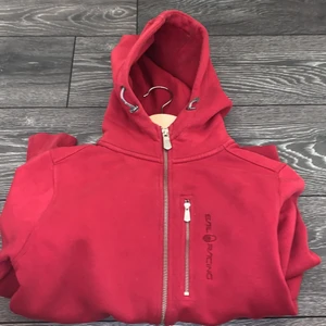 Sail racing hoodie - Sail racing hoodie storlek xs köpt för 900kr använder inte längre skick 8/10 pris 500kr kan sänkas