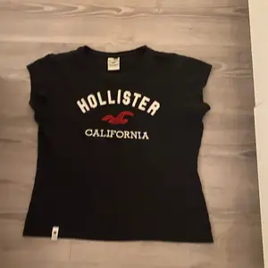 Jättefin svart Hollister California t-shirt (äkta), säljer den för 50kr + frakt, ta kontakt med mig för intresse, de blir enklast för mig om man kontaktar via Instagram, den står i min bio 💗