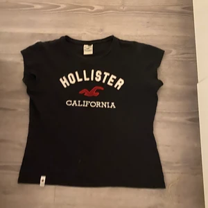 Svart Hollister California t-shirt - Jättefin svart Hollister California t-shirt (äkta), säljer den för 50kr + frakt, ta kontakt med mig för intresse, de blir enklast för mig om man kontaktar via Instagram, den står i min bio 💗