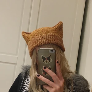 Cat beanie - Säljer min trendiga cat beanie me kattöron ja  virkat själv💋 jättefin kombination av höstorange o senapsgul. Sitter bra på huvudet på mig som e 55 men stretchig så passar säkert både större o mindre huvud🤍 tar många många timmar att göra och mycket garn därav sänker ja inte priset !!!skriv privat om ni vill beställa i andra färger o storlekar o me detaljer så fixar ja!!!