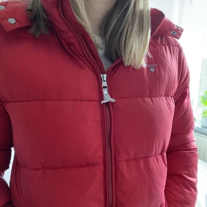 GANT vinterjacka  - Jackan är i bra skick och håller värmen. Säljer för att den inte passar längre. Köparen står för frakten! Skickar gärna fler bilder😋