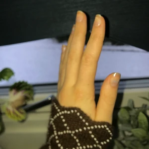 Supersöta Vantar🤍 - Bruna Vantar/Vita Pärlor🤍 Super Bra Skick! Vet inte riktigt vad jag ska sälja de för så buda gärna🤍🤎