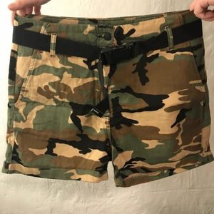 Shorts  - Militärshorts från Pull&Bear, storlek 42. Shortsen är använda Max 2 gånger så dom är i nyskick💗                                            Köparen står för frakt