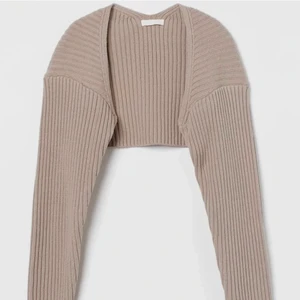 Ärmar H&M - Säljer dessa fina ärmarna/koftan från H&M då jag köpte en i vit istället. Knappt använt och mycket fint skick.  Storlek M men passar fint på mig som har storlek S o Xs