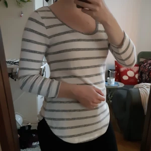 Tröja - Vit/grå-randig tröja från Gina Tricot i storlek S. Använd några få gånger. Fint skick!
