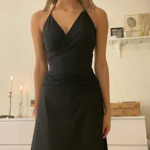 Unik klänning från Bik bok som bara legat i garderoben då den inte fått något tillfälle att användas💗 ger bra form i midjan🥰