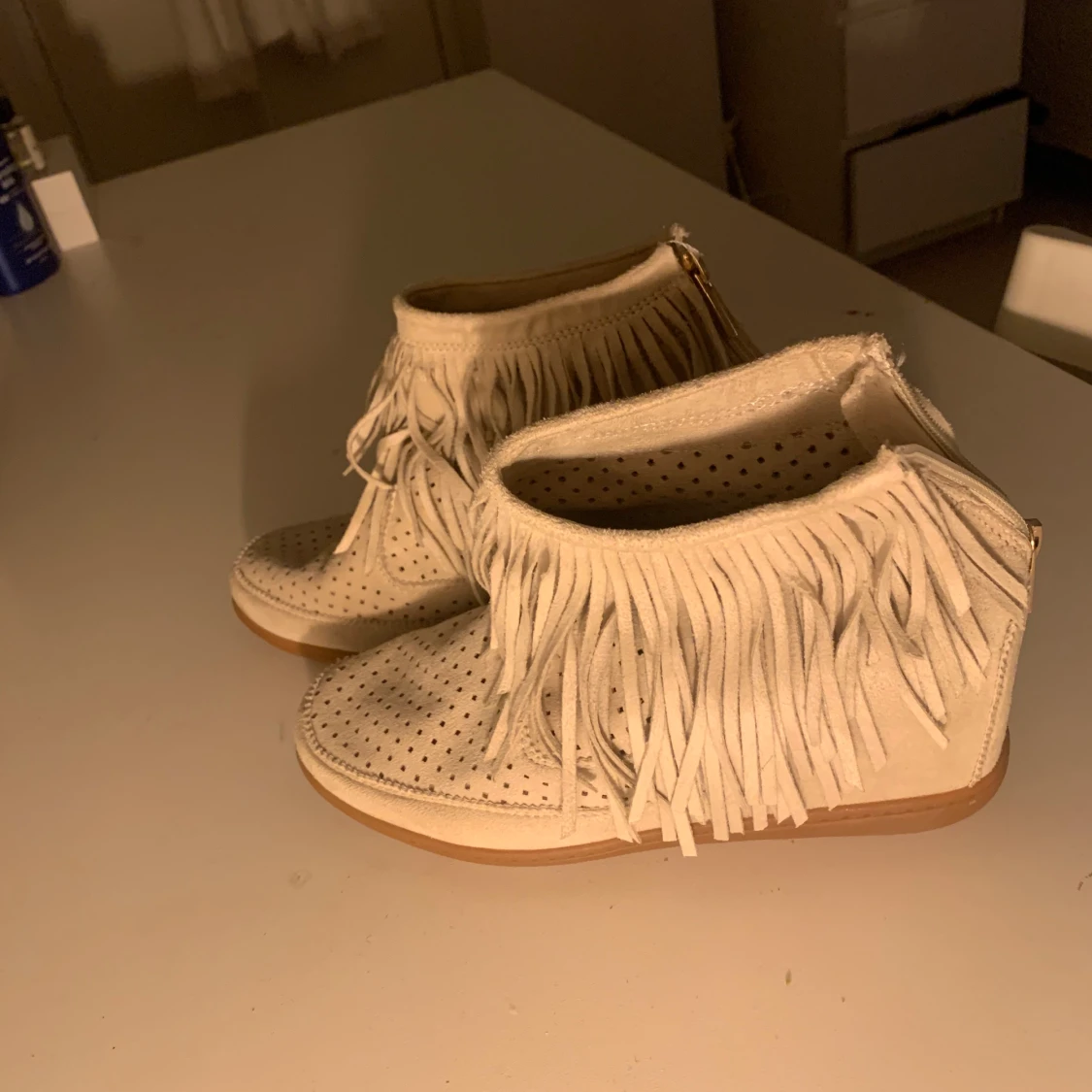 Snygga kilklacks skor med fransar