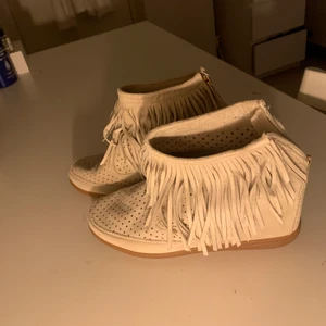 Snygga kilklacks skor med fransar - Säljer mina beigea kilklacks skor med fransar som jag endast fått tillfälle att använda 2 gånger, alltså i bra skick! Skriv för fler frågor eller bilder:) 💞💞