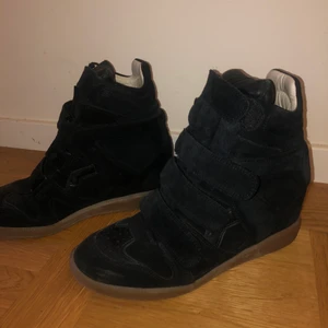 Isabel marant skor - Storlek 39 passar 38. Varma och sköna skor kan användas till vardags men även finare tillfällen. Skorna är knappt använda 